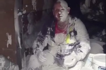 Ce peintre va regretter de s'être assis à l'arrière du camion !