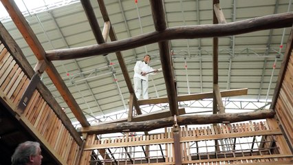 Pose d'une plaque commémorative lors de la réfection des maisons japonaises