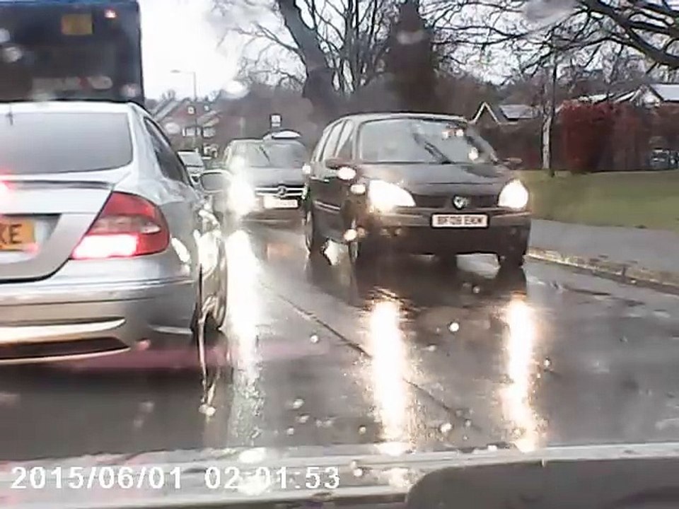 Automobiliste vs Bus en panne