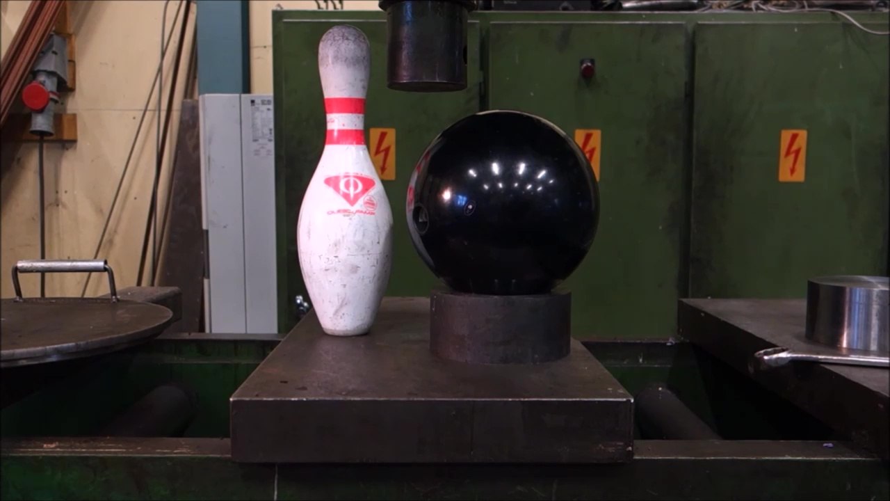 Passer une boule de bowling sous une presse hydraulique