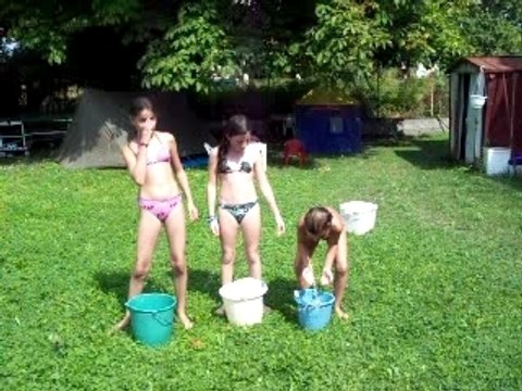 mes niéces avec de l'eau glaçée