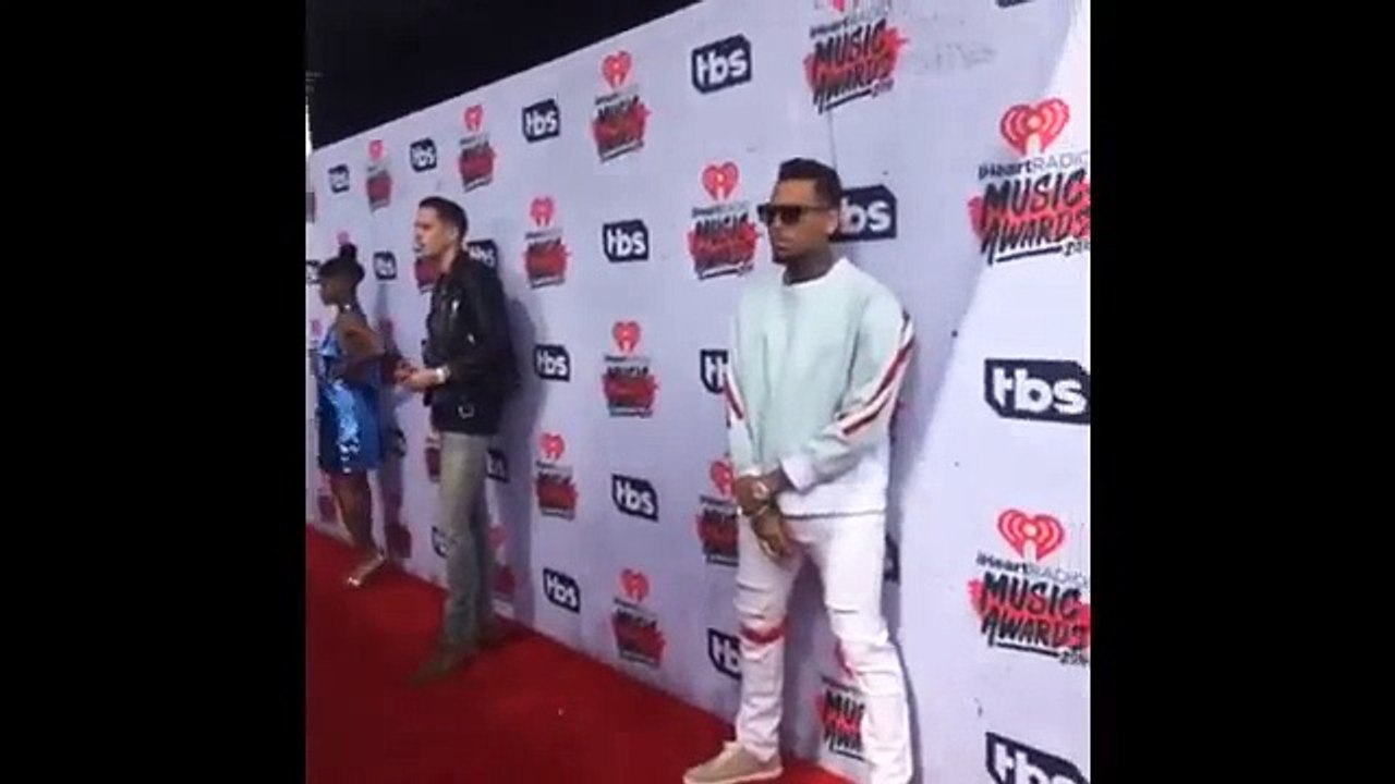 Chris Brown Wins Best R&B Artist HeartRadio Music Awards 2016