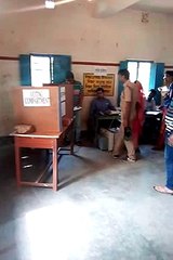 পুলিশ কী করছে বুথের মধ্যে? ভোটের নামে ঠাট্টা!