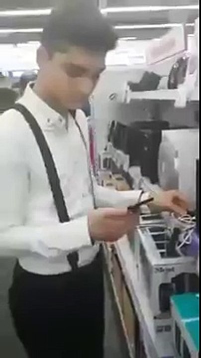 Media Markt'ta mc songül remix açan gençler