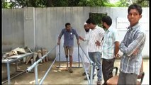 Organización en India fabrica prótesis gratuitas y ayuda a caminar a miles de personas