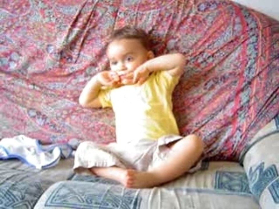 maman trouve que je fais trop bien les grenouilles!