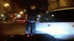 Un conducteur forcé à poursuivre un suspect par un policier