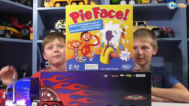 Трансформер Оптимус Прайм. Игорек и Богдан играют в игру Торт в Лицо. Видео для детей. Pie Face
