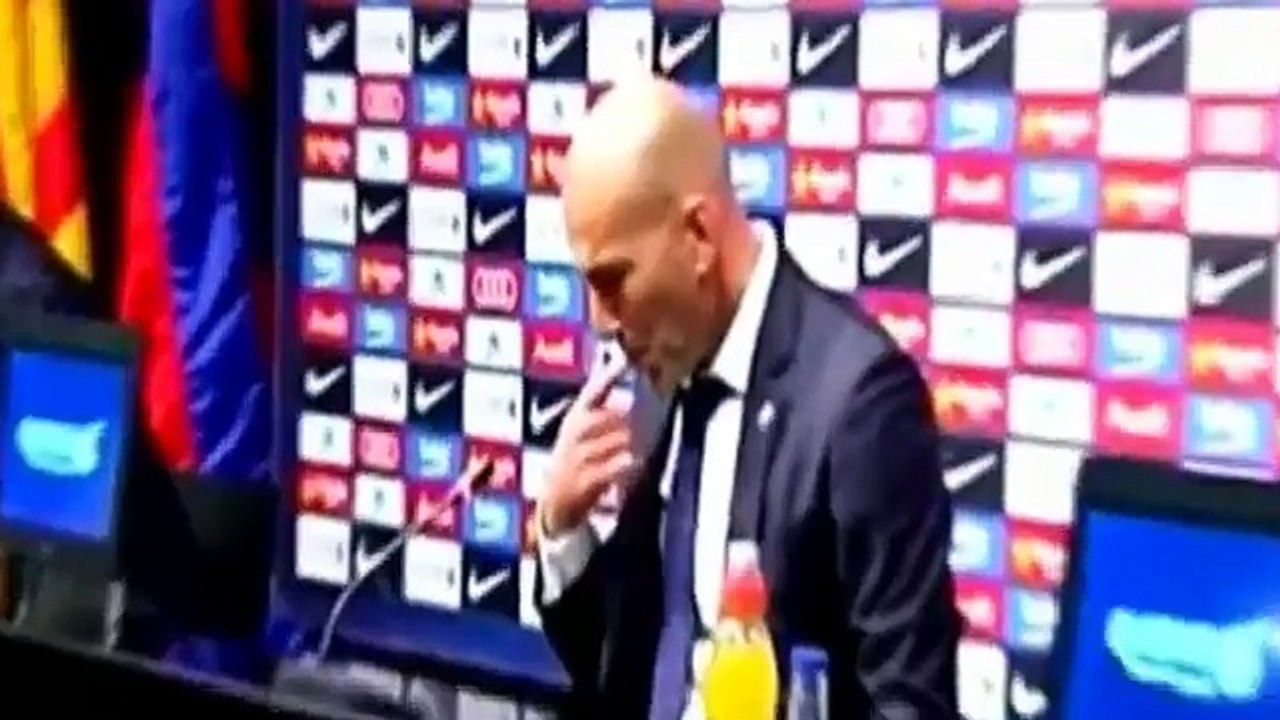 Zidane cache un chewing-gum sous une table de conférence