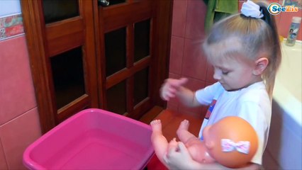 Ненуко и Ярослава. День с Куклой. Купаем Ненуко в ванночке. Видео для девочек. Doll Nenuco BathTime