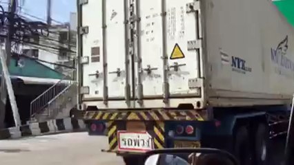 Un camion coincé à un pont en Thaïlande