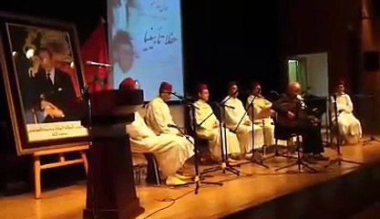 عفوية ابن كيران.. يصعد المنصة على ركبتيه لمساعدة عازف على إرجاع ميكروفون
