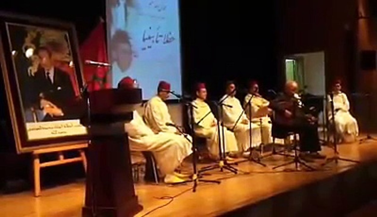 عفوية ابن كيران.. يصعد المنصة على ركبتيه لمساعدة عازف على إرجاع ميكروفون