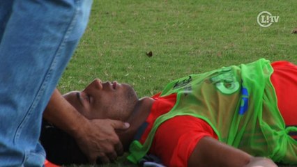 Após pancada, Jorge desmaia e deixa o treino do Flamengo imobilizado