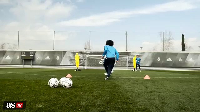 Keylor Navas imitates Higuita scorpion save