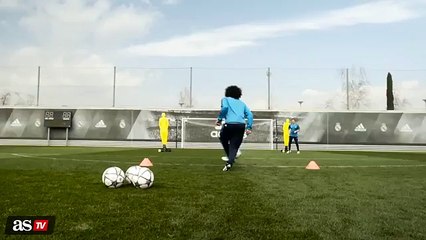 Keylor Navas imitates Higuita scorpion save