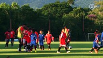 Mancuello recebe o carinho e brinca com crianças da base do Flamengo