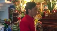 Xúc động video nghệ sĩ Hoài Linh quỳ gối chúc Tết bố mẹ