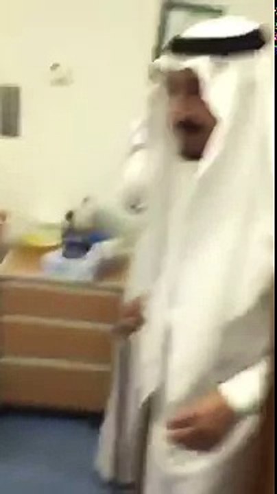 شاهد لطافة وبساطة والدنا الملك سلمان وهو يلاعب طفلة صغيرة