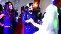أم مصرية تشعل حفل زفاف إبنتها بأغنية تتسبب في بكاء العروس