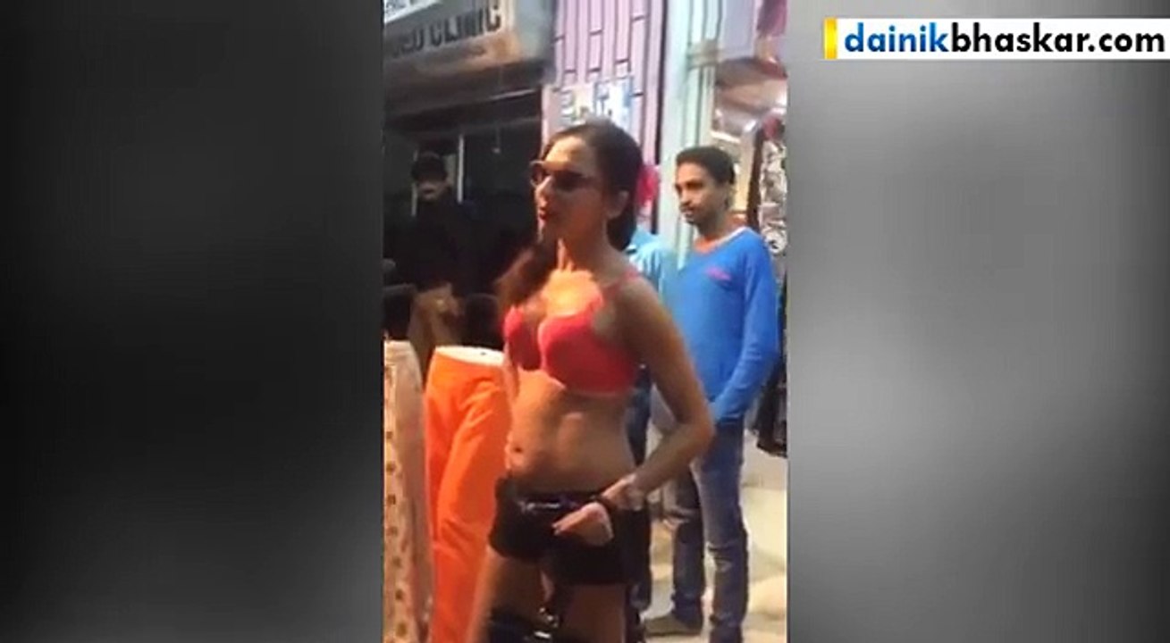 Bikini Girl Walks on Street of Jaipur | Video Goes Viral