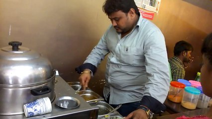 Il joue de la batterie en préparant du mais grillé en Inde !