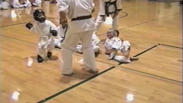 Ce petit garçon va sauver une fillette d'un méchant prof de Judo hahaha