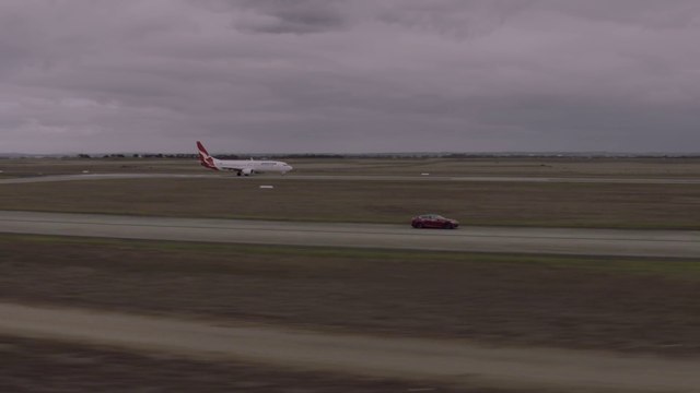 Course entre une voiture électrique et un Boeing.. Qui gagne ? Tesla contre Qantas - Qantas vs Tesla