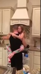 Madre pensaba que padre e hija estaban cocinando el desayuno.