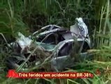 2009.04.13 - Acidente entre carro e cegonheira deixa três feridos na BR-381 - TV Alterosa