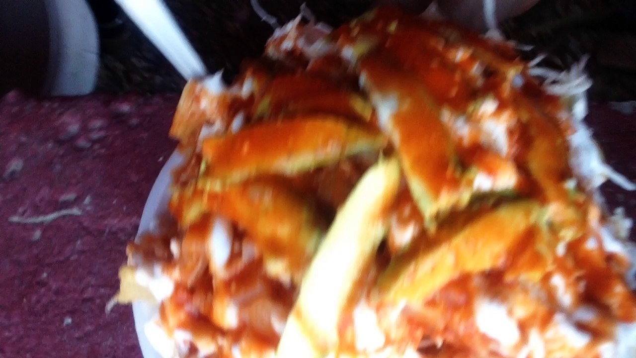 comiendo chicharrones