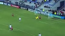 حارس مرمى يحرز هدف لفريقه من منتصف الملعب