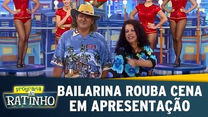 Bailarina rouba cena em apresentação
