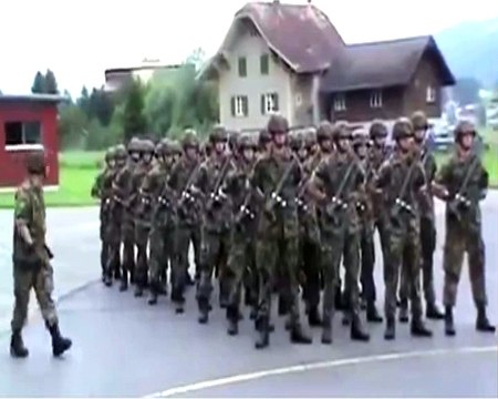 ایسی فوجی پریڈ جس کو دیکھ کر آپ حیران رہ جائیں گے ، پریڈ کے دوران فوجیوں کا کارنامہ