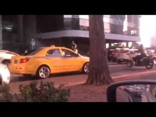 #WhatsAppCri El presidente @JC_Varela con su escolta. Yo, aguantando el tranque que ellos provocan.