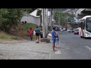 #NacionalCri Transeúntes arriesgan su vida en una ciudad sin aceras (2)