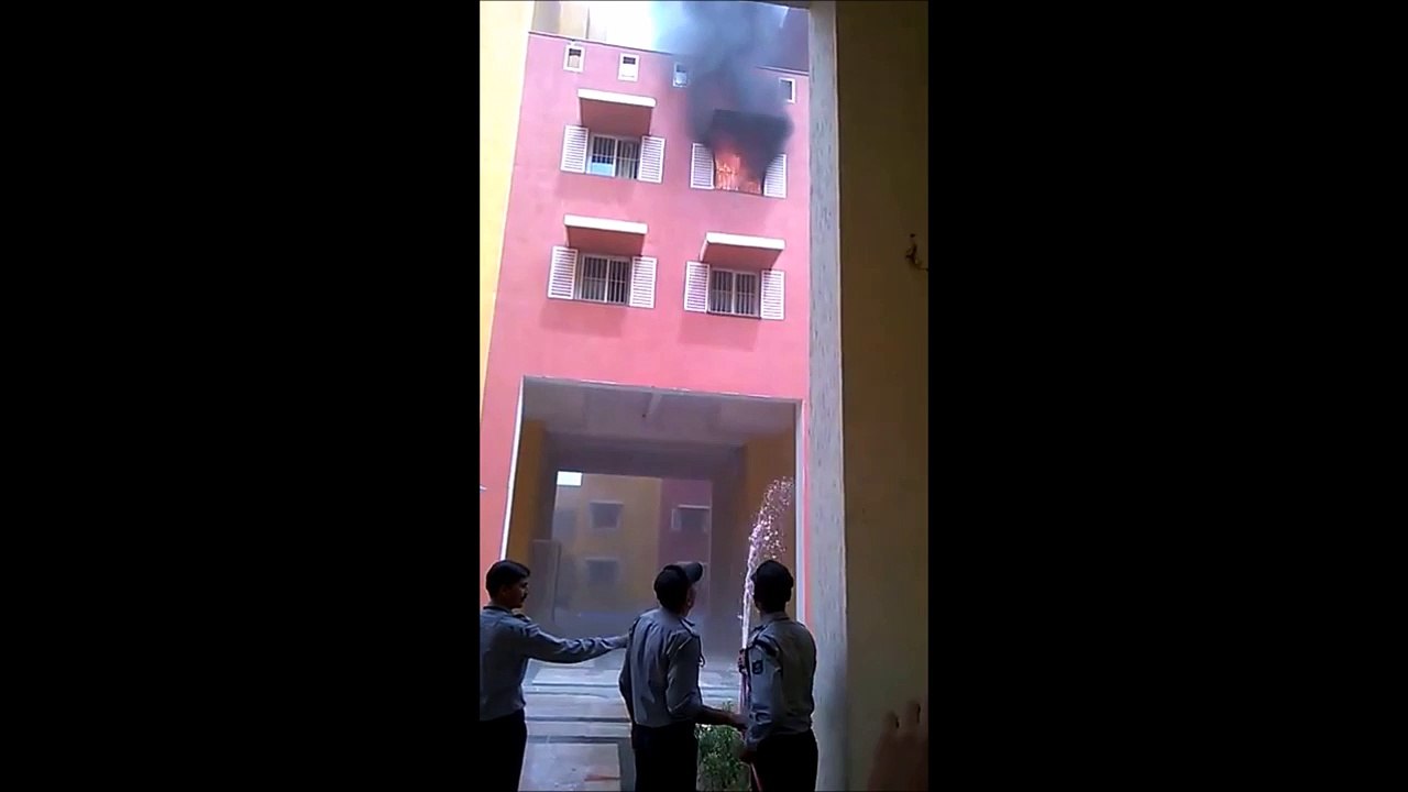 Eteindre un feu avec un petit tuyau... Pompiers pas futés!