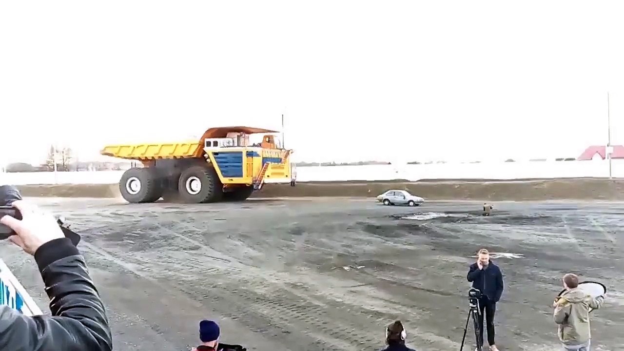 Ecraser une voiture avec un camion géant de 45 tonnes... Easy!!!