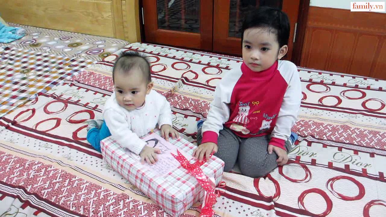 Vlog 209 Hai chị em cún bóc quà ( family.vn )