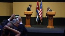 Конфуз Обамы. Рауль Кастро не позволил Бараку Обаме похлопать себя по плечу. Куба. Obama c