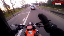 Des policiers coupent la route de ce motard en grillant un feu rouge