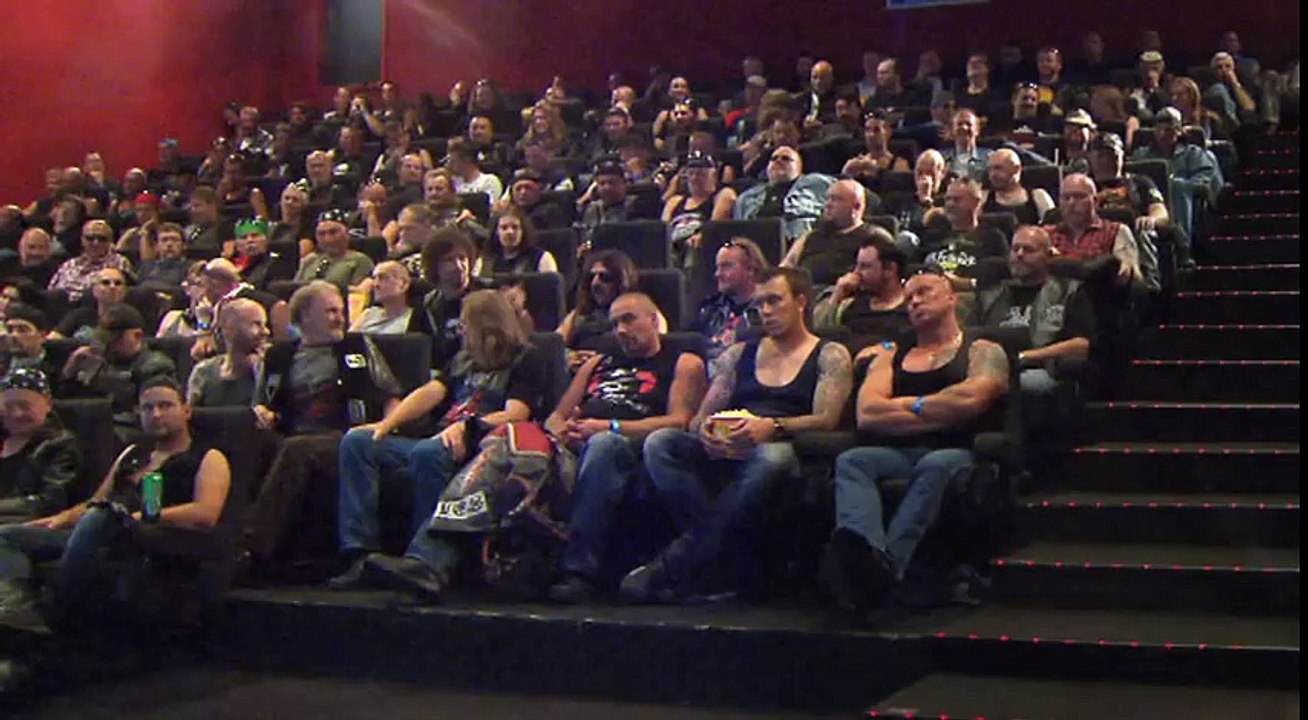Entrer dans un cinema rempli de Bikers et trouver sa place : blague énorme