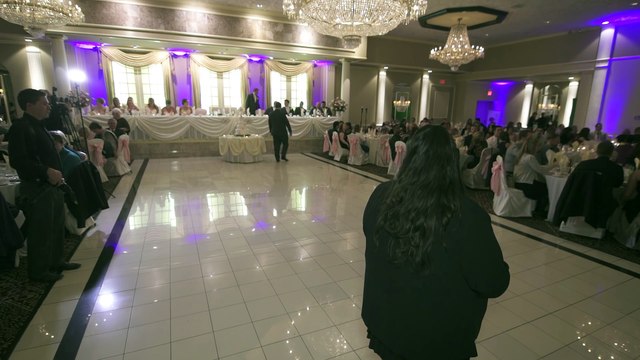 Ce couple nous livre une danse de mariage complètement folle pour leur cérémonie