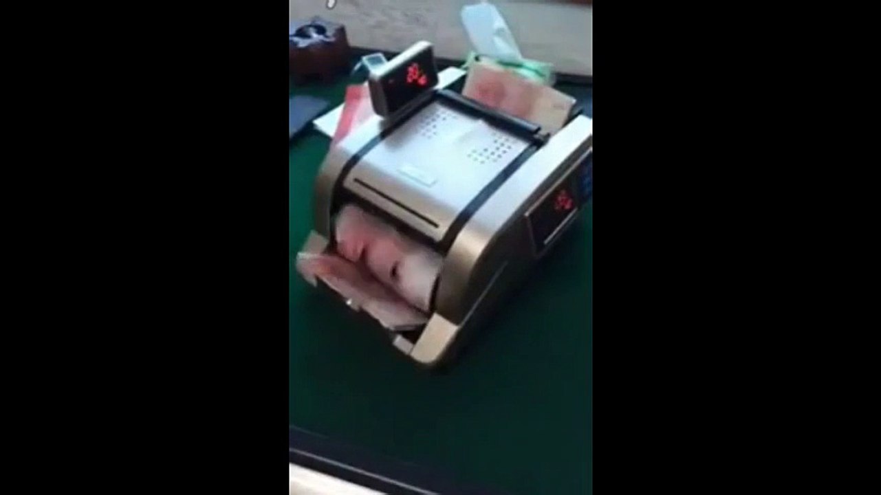 Cette compteuse trafiquée permet de voler des billets incognito