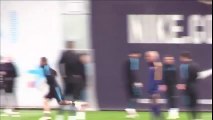 Dani Alves casi se 'carga' a Rakitic en el entrenamiento del Barça