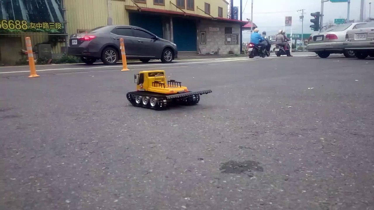 Bruder Cat excavator loading MAN truck