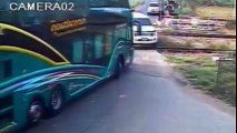 El impresionante choque entre tren y autobús en Tailandia