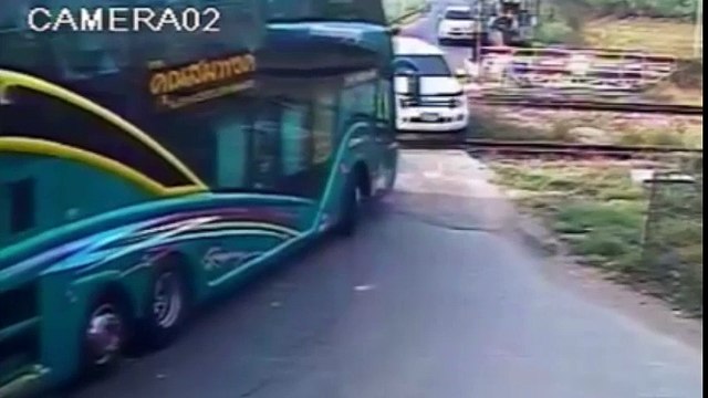 El impresionante choque entre tren y autobús en Tailandia