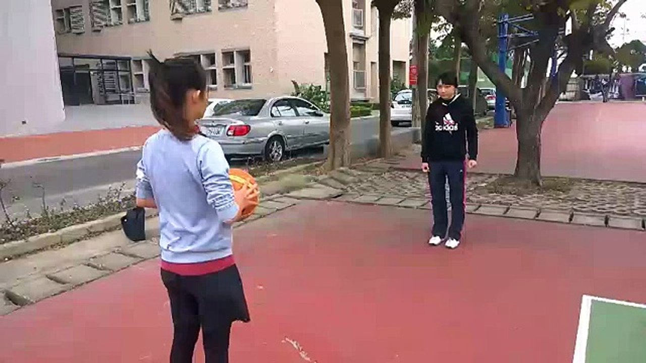 轉身運球教學2背後傳地板球