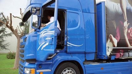 El megatruck arranca en España con su primer trayecto en carretera y autopista